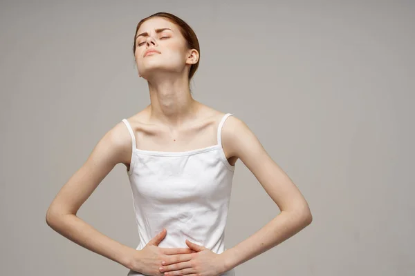 Sjuk kvinna ljumske smärta intim sjukdom gynekologi studio behandling — Stockfoto
