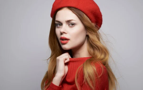 Ładna kobieta z czerwoną czapką na głowie glamour jasne tło — Zdjęcie stockowe