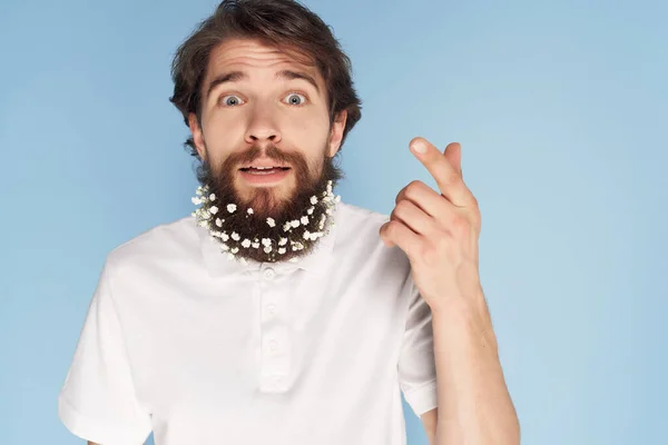 Homem emocional com barba cabelo cuidado flores estilo de vida natureza — Fotografia de Stock