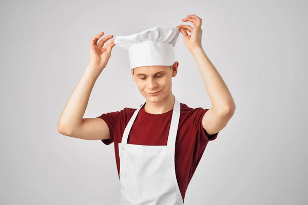 Férfi egy kötény szakmai munka konyha — Stock Fotó
