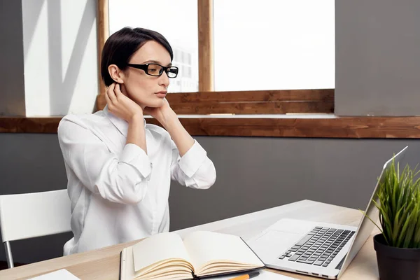 穿着服装的女人在笔记本电脑前戴眼镜自信工作室生活方式 — 图库照片