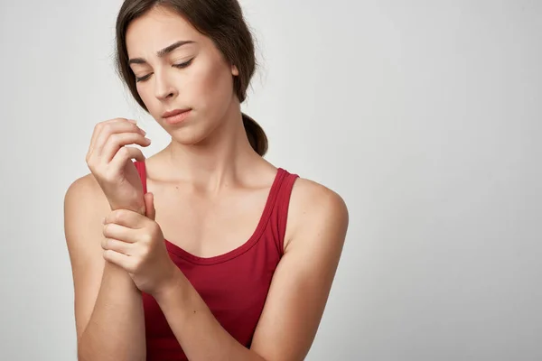 Mulher vermelho t-shirt problemas de saúde dor nas articulações medicina traumatologia — Fotografia de Stock