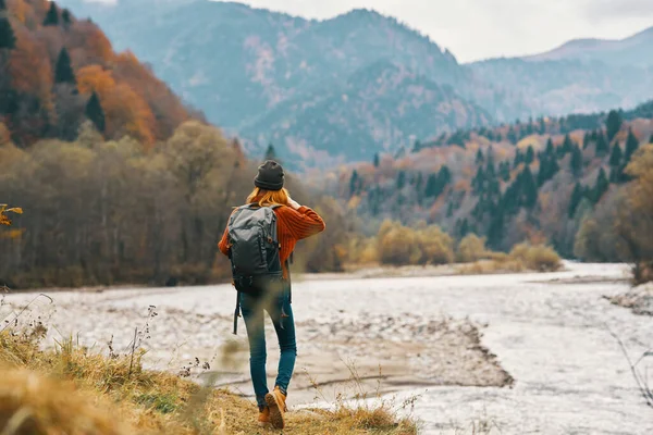 Donna con zaino montagna fiume viaggio stile di vita libertà — Foto Stock