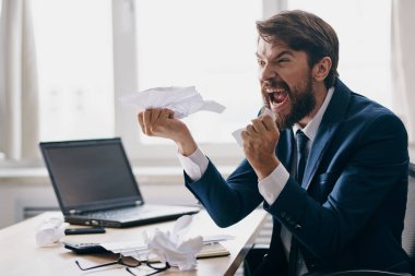 Ofis duygularında bir dizüstü bilgisayar için çalışan işadamları hoşnutsuzluk teknolojileri