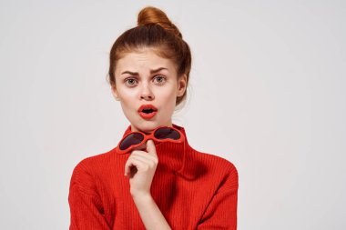 Güzel kadın modern güneş gözlüğü izole edilmiş arka plan