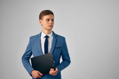 Elinde belgeler olan adam resmi yönetici iş adamı.