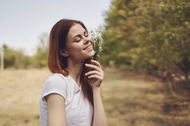 Güzel bir kadın seyahat ediyor tatil bitkileri güneş özgürlüğü yolculuğu