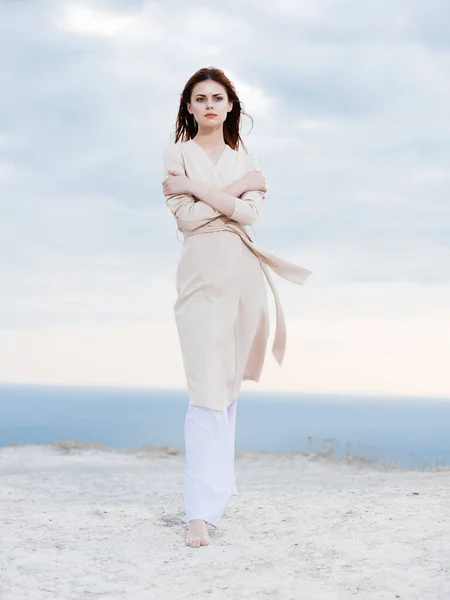 Mulher atraente no casaco areia verão estilo elegante — Fotografia de Stock