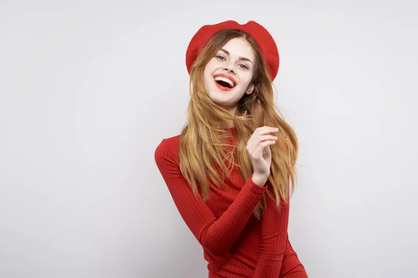 Schöne Frau mit einer roten Mütze auf dem Kopf Glamour-Studio posiert — Stockfoto