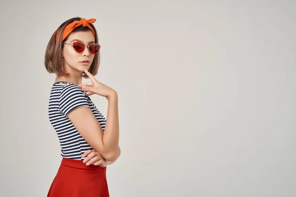 Kvinna bär solglasögon moderna kläder mode poserar livsstil — Stockfoto
