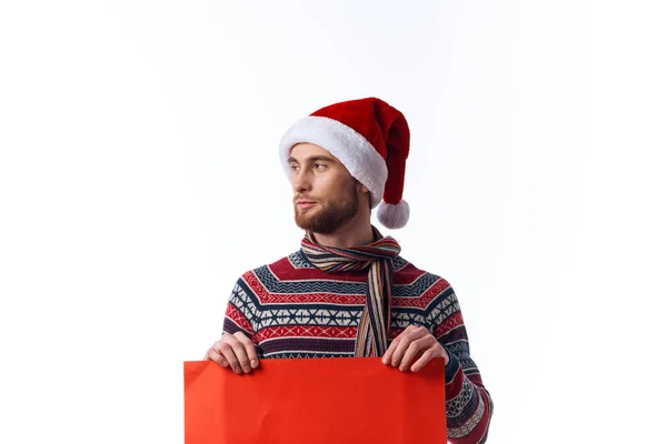 Emocjonalny mężczyzna w świątecznym kapeluszu z czerwonym plakatem kopiarsko-przestrzennym studio — Zdjęcie stockowe