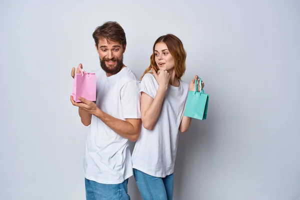 Grappige man en vrouw geschenken winkelen emoties vreugde — Stockfoto