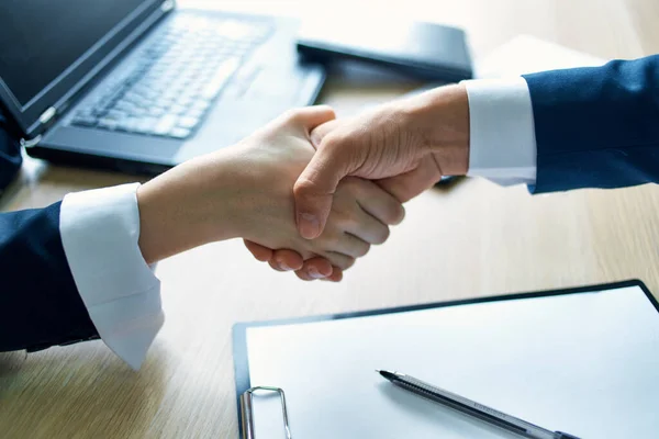 Colegas no trabalho negócio bem sucedido desejo mãos conclusão de um contrato — Fotografia de Stock