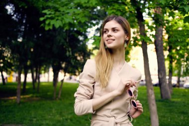 Güzel kadın güneş gözlüğü ve yeşil çimen modelinde bir şapka.