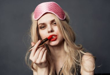 Kadın ruj sürmüş gece hayatı alkol şişesi koyu arkaplan