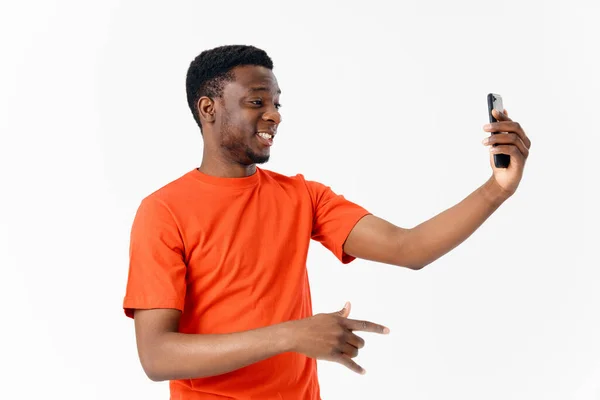 Consideravelmente afro-americano com telefone móvel no fundo de luz Copiar espaço — Fotografia de Stock