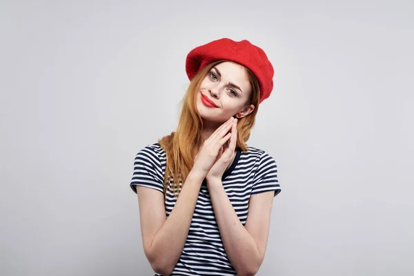 Allegra donna in una t-shirt a righe rosso labbra gesto con le mani modello studio — Foto Stock
