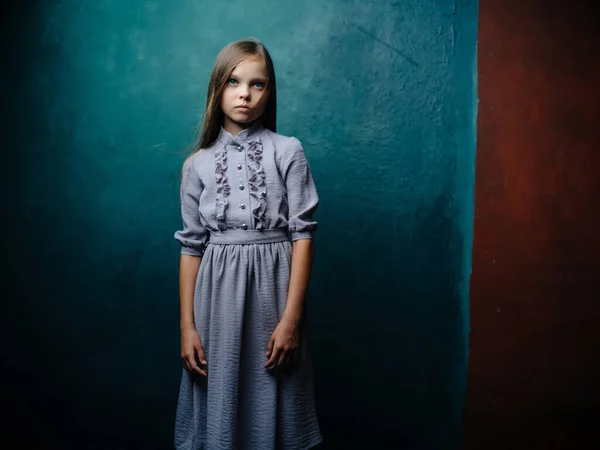穿着衣服的小女孩在演播室里摆着孤立的背景 — 图库照片