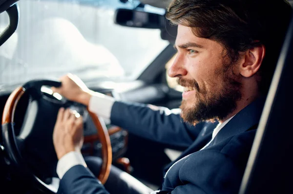 Empresários Condução de uma viagem de carro luxo estilo de vida sucesso — Fotografia de Stock