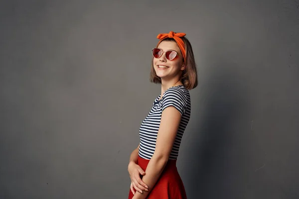 Vacker kvinna i fashionabla kläder orange pannband solglasögon — Stockfoto