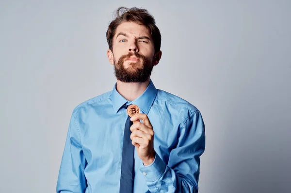 Hombre de negocios en camisa con corbata financiera gerente inversión dinero virtual — Foto de Stock