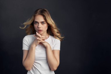 Beyaz tişörtlü kadın, sarışın cazibe modası.