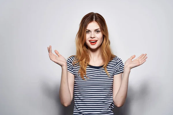 Allegra donna acconciatura gioia posa moda attraente sguardo isolato sfondo — Foto Stock