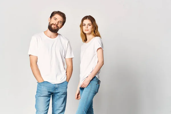 Hombre y mujer en camisetas blancas diseño de moda estudio de maqueta — Foto de Stock