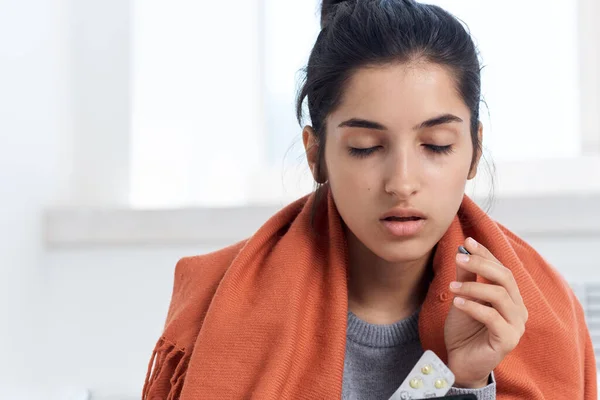 Mujer con pastillas en las manos el tratamiento de los resfriados gripe salud —  Fotos de Stock