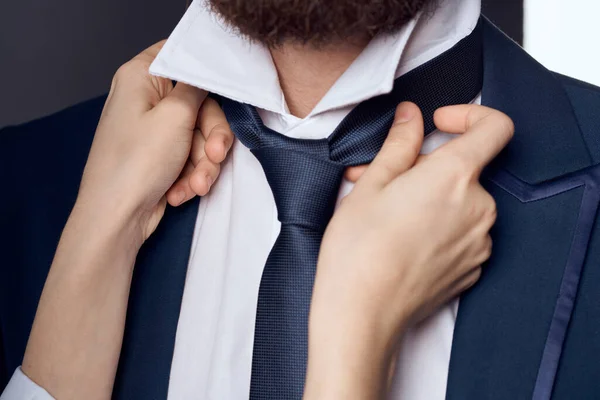 Деловой человек в костюме галстук уверенность — стоковое фото