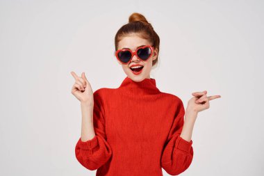 şık bir kadın. Kırmızı dudaklar açık arkaplan.