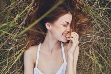 Neşeli kadın, yakın plan çekimde pipetin üzerinde yatıyor.