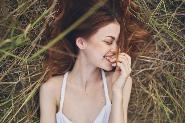 Neşeli kadın, yakın plan çekimde pipetin üzerinde yatıyor.