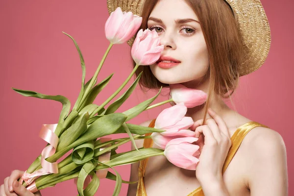 Mulher bonita com um buquê de flores como uma decoração do presente romance de verão — Fotografia de Stock