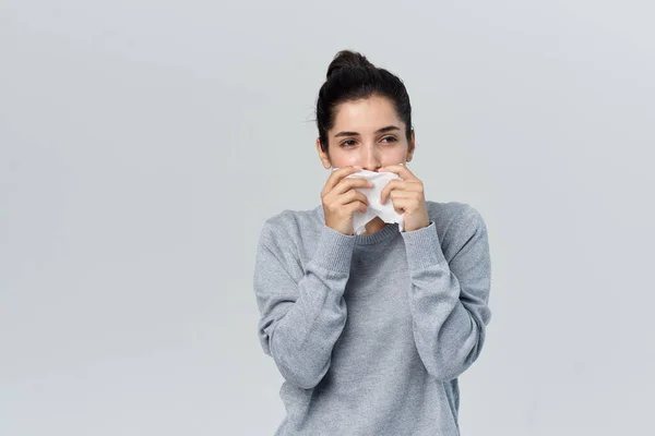 Брюнетка витирає ніс носовичкою нежирний ніс нездоровий вигляд — стокове фото