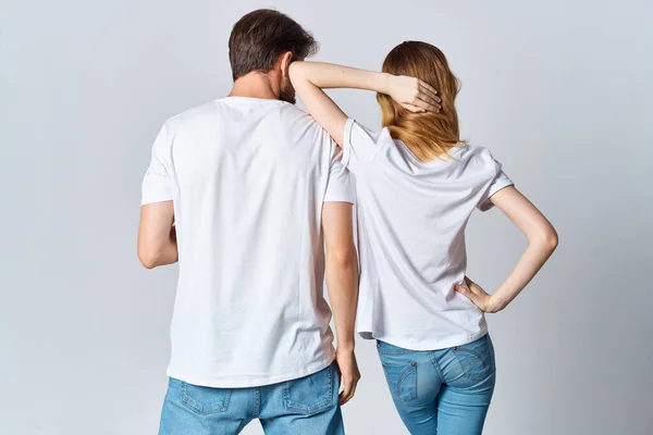 Homem e mulher em camisetas brancas e jeans design casual roupas mockup — Fotografia de Stock