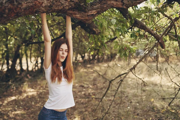 Όμορφη γυναίκα ανάπαυση στην ύπαιθρο φύση Lifestyle καλοκαίρι — Φωτογραφία Αρχείου