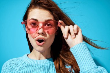 Moda gözlüklü bir kadının portresi Stüdyo eğlencesi