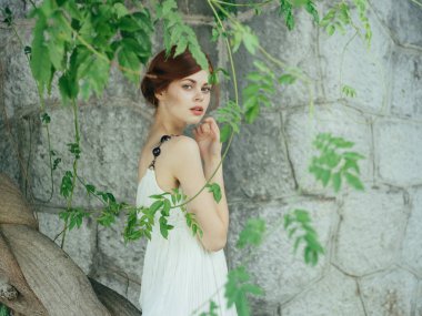 Beyaz elbiseli kadın Yunan mitolojisi doğa dekorasyonu prensesi pozu