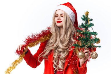 Noel Baba kostümü giyen kadın Noel dekorasyonu, tatil modası.