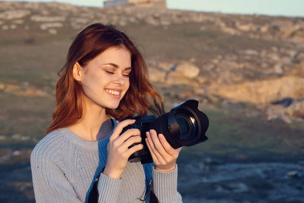 Kvinna fotograf med kamera i naturen Professionell — Stockfoto