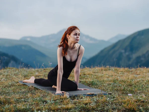 Spor kadını yoga meditasyonu dağları temiz hava — Stok fotoğraf
