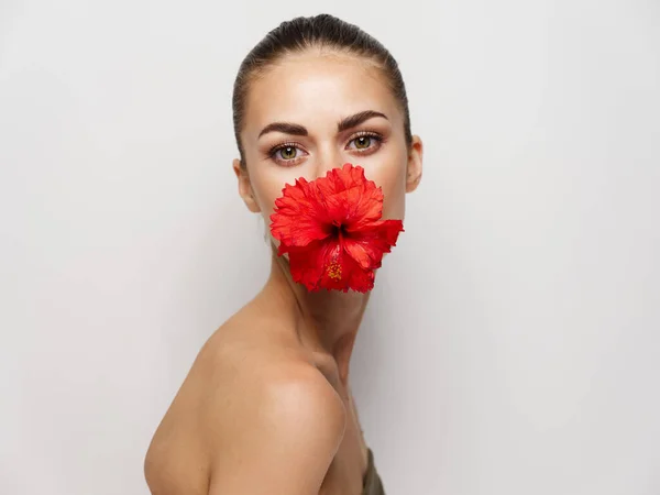 Nő csupasz vállak piros virág száj fény háttér — Stock Fotó