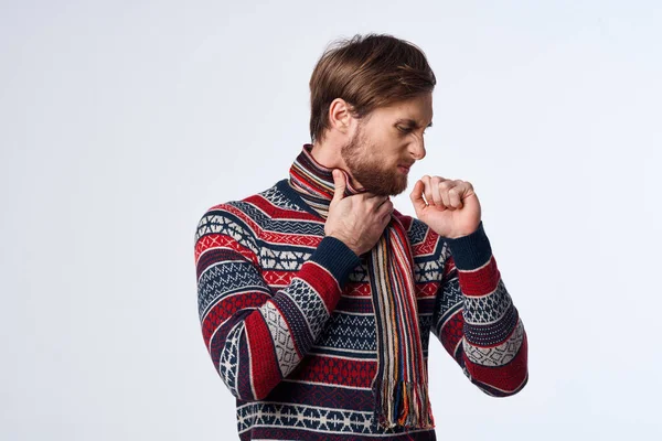 Homem suéter problemas de saúde gripe infecção estúdio — Fotografia de Stock
