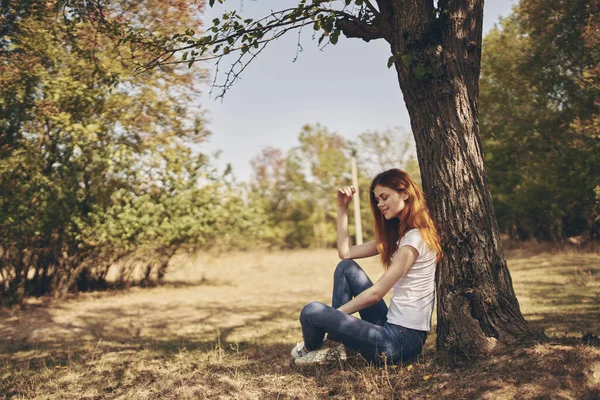 木の性質によって屋外の女性ライフスタイルの夏 — ストック写真