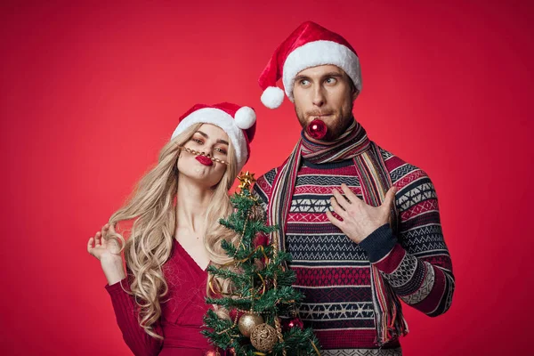 Ein Mann und eine Frau in Neujahrskleidung Weihnachtsdekoration Feiertag — Stockfoto