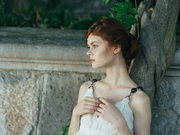 Женщина в белом платье принцесса Греции по мифологии — стоковое фото