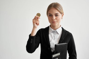 Finansal açıdan elinde evrakları olan neşeli bir kadın.