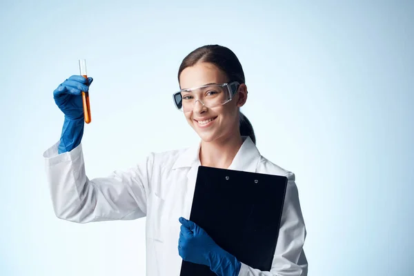 Donna medico laboratorio medicina scienza analizza — Foto Stock