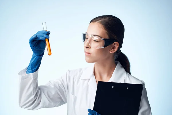 Mulher médico laboratório medicina ciência análises — Fotografia de Stock